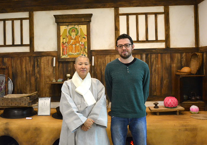  
Ven. Sunjae and Korea.net Honorary Reporter pose for a photo. 

